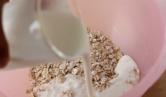 Приготовление маски из овсянки и кефира